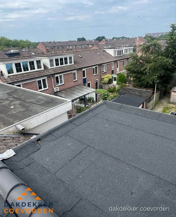 Vernieuwd plat dak met bitumen in woonwijk in Coevorden Vernieuwd plat dak met bitumen in woonwijk in Coevorden