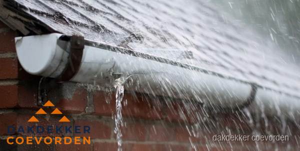 Lekkende dakgoot tijdens regenval in Coevorden Lekkende dakgoot tijdens regenval in Coevorden