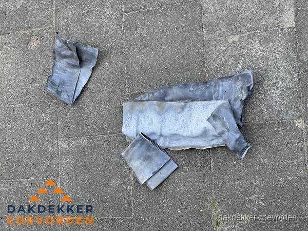 Oude verwijderde loodslabben na vervanging in Coevorden Oude verwijderde loodslabben na vervanging in Coevorden