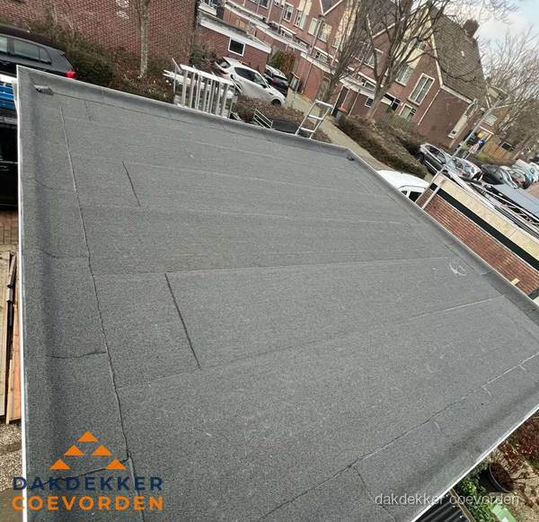 Nieuwe bitumen dakbedekking op plat dak van garage in Coevorden Nieuwe bitumen dakbedekking op plat dak van garage in Coevorden