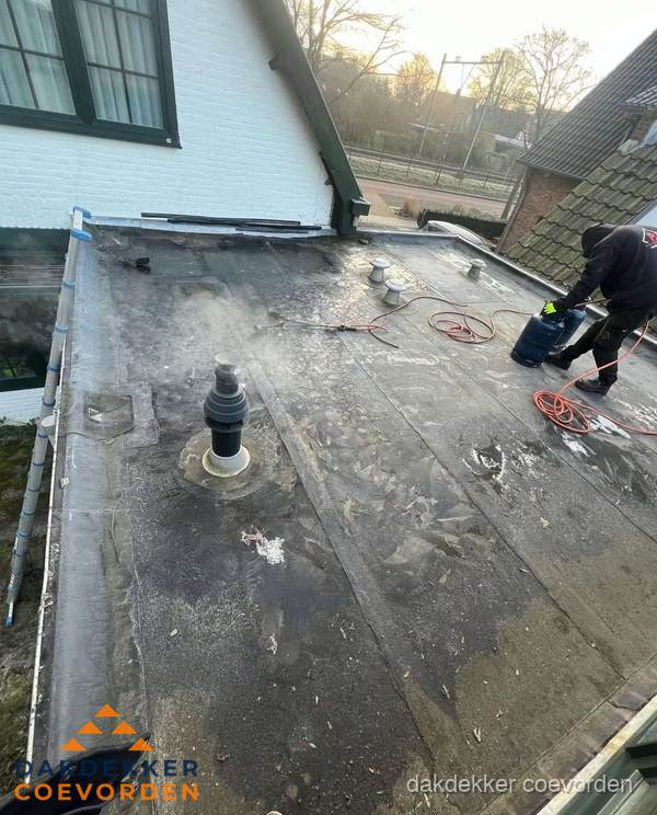 Dakdekker verhelpt daklekkage op plat dak in Coevorden Dakdekker verhelpt daklekkage op plat dak in Coevorden