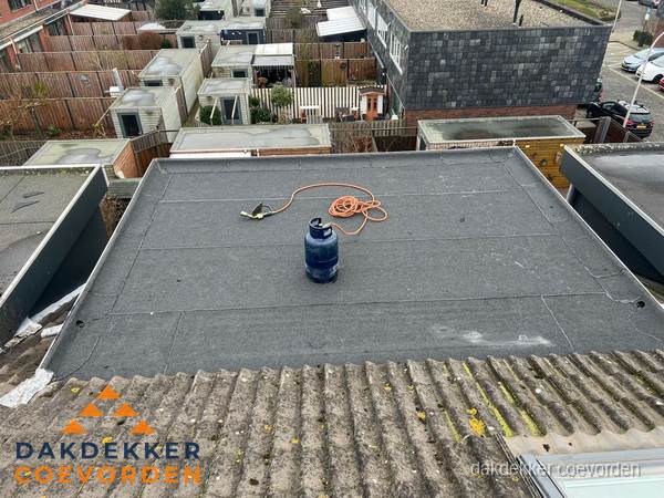Plat dak met bitumen dakbedekking en brander in Coevorden