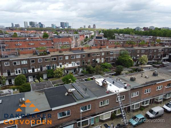 Spoed dakdekker aan het werk op plat dak in woonwijk Coevorden Spoed dakdekker aan het werk op plat dak in woonwijk Coevorden