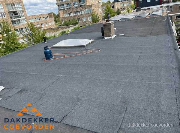 Bitumen dakbedekking op plat dak met lichtkoepel en schoorsteen in Coevorden Bitumen dakbedekking op plat dak met lichtkoepel en schoorsteen in Coevorden