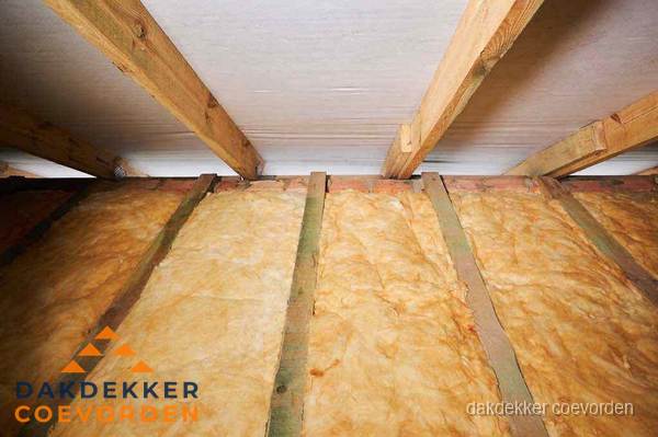 Dakisolatie met glaswol tussen dakspanten in Coevorden Dakisolatie met glaswol tussen dakspanten in Coevorden