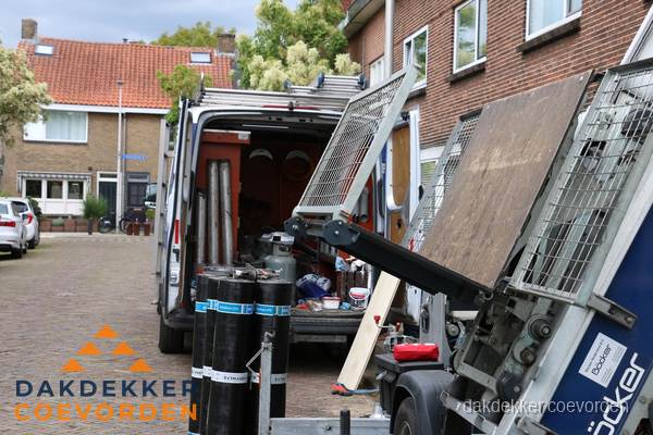 Dakdekkersbusje met materiaal en ladderlift voor dakpannen vervangen in Coevorden