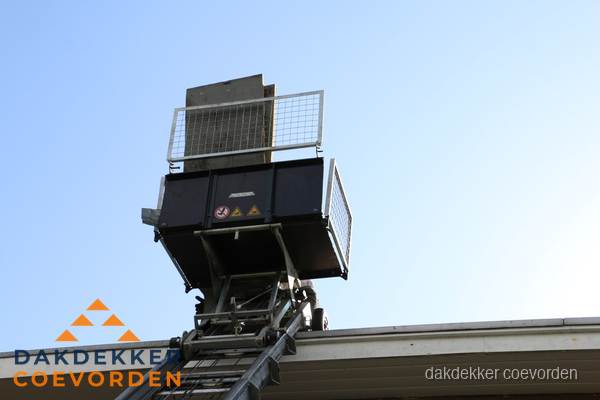 Dakdekkerslift voor materiaal transport bij dakwerkzaamheden in Coevorden