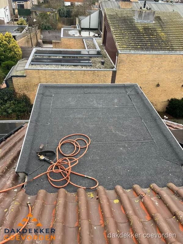 Reparatie aansluiting plat dak en schuin dak in Coevorden Reparatie aansluiting plat dak en schuin dak in Coevorden