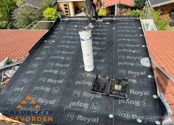 Dakrenovatie met Royal onderdak op plat dak in Coevorden Dakrenovatie met Royal onderdak op plat dak in Coevorden