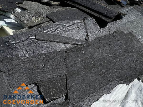 Verwijderd oud bitumen dakleer klaar voor vervanging in Coevorden