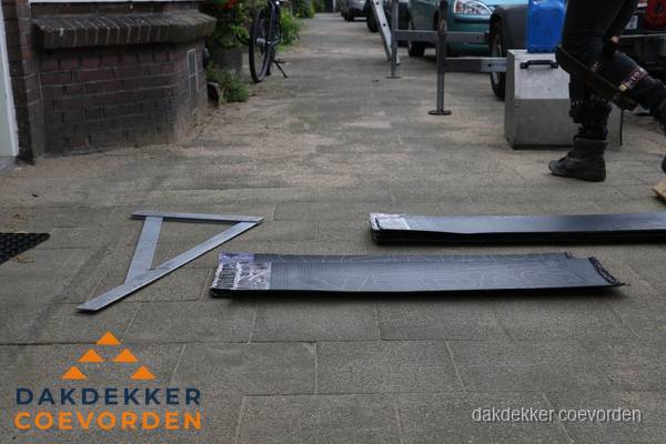 Dakbedekkingsmateriaal en zinkwerk klaargelegd voor reparatie in Coevorden