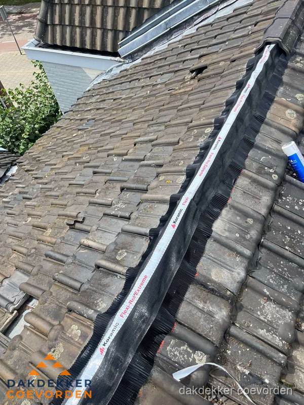 Nokvorst renovatie met Koramic nokrol op schuin pannendak in Coevorden Nokvorst renovatie met Koramic nokrol op schuin pannendak in Coevorden