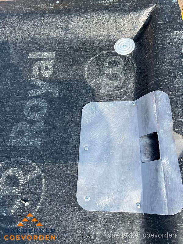 Dakdoorvoer met metalen afvoerplaat op bitumen dak in Coevorden Dakdoorvoer met metalen afvoerplaat op bitumen dak in Coevorden