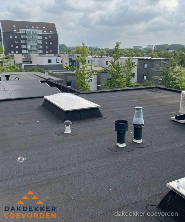 Groot plat dak met lichtkoepel en dakdoorvoeren in Coevorden