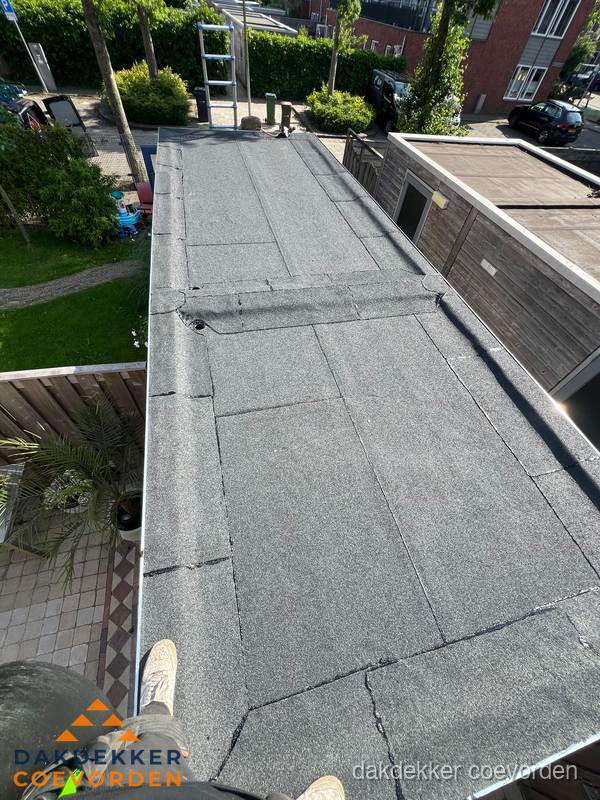 Bitumen plat dak rijtjeswoning vanuit dakdekker perspectief in Coevorden