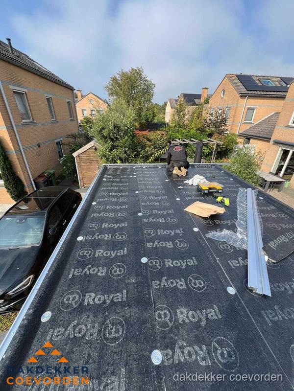 Nieuwe Royal bitumen dakbedekking op plat dak van aanbouw in Coevorden Nieuwe Royal bitumen dakbedekking op plat dak van aanbouw in Coevorden